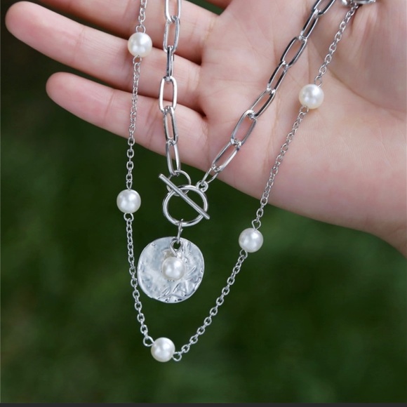 🌻2/$10.00🌻Faux Pearl & Disk Layered Necklace - Picture 3 of 5